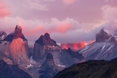 Şili 'deki Torres del Paine Ulusal Parkı' ndaki güzel dağ manzaraları. Dünyaca ünlü yürüyüş bölgesi.