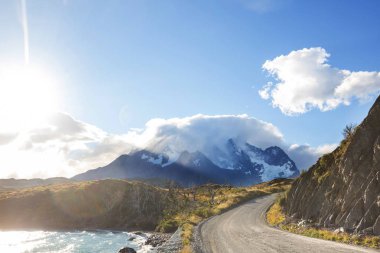 Şili 'deki Torres del Paine Ulusal Parkı' ndaki güzel dağ manzaraları. Dünyaca ünlü yürüyüş bölgesi.