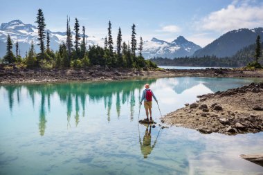 Whistler, BC, Kanada yakınlarındaki Garibaldi Gölü 'nün turkuaz sularına yürüyün. British Columbia 'da çok popüler bir yürüyüş merkezi..