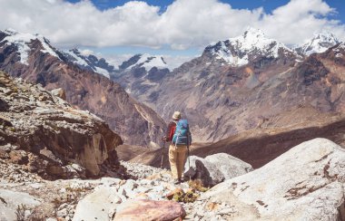 Cordillera dağlarında yürüyüş sahnesi, Peru