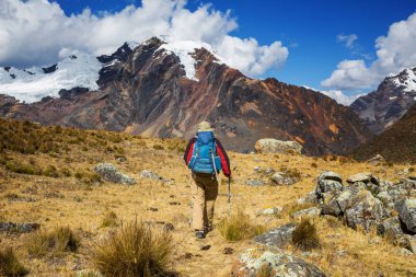 Cordillera dağlarında yürüyüş sahnesi, Peru