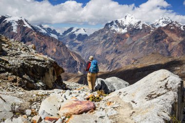 Cordillera dağlarında yürüyüş sahnesi, Peru