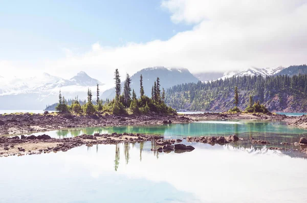 캐나다 휘슬러 근처의 아름다운 가리발디 호수의 청록색 바다에 이르기 까지의 — 스톡 사진