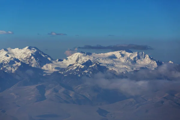 Красивая Снежная Панорама Высоких Гор — стоковое фото