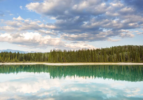 Scène Sereine Bord Lac Montagne Canada Avec Reflet Des Rochers — Photo