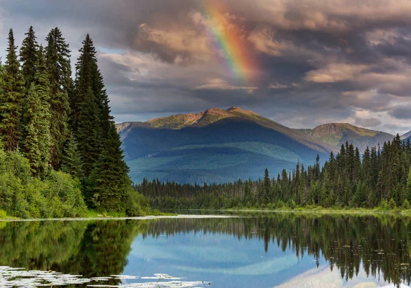 Serene Scene Mountain Lake Canada Reflection Rocks Calm Water — Stock Photo, Image