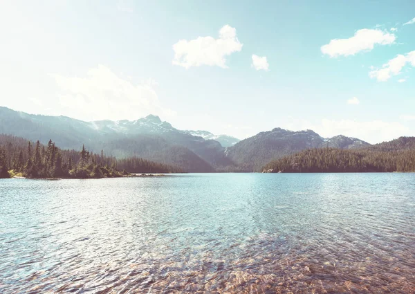山湖边宁静的风景 岩石倒映在平静的水面上 — 图库照片