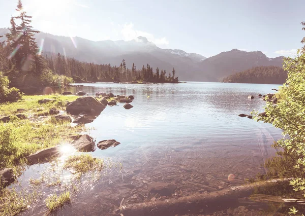 Rustige Scène Bij Het Bergmeer Met Reflectie Van Rotsen Het — Stockfoto