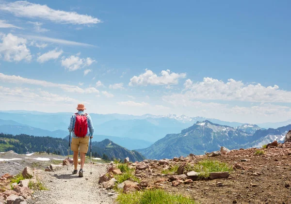 Backpacker Vandring Höst Fjällen — Stockfoto