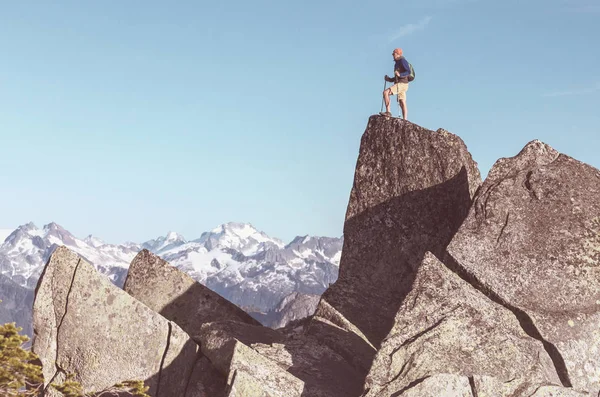 Homme Sur Falaise Des Montagnes Scène Randonnée — Photo