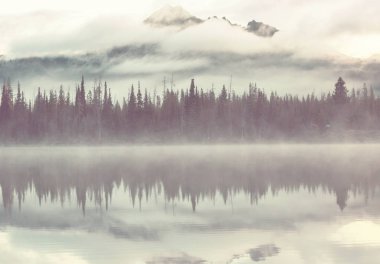 Oregon, ABD 'de sabah dağlarında sakin ve güzel bir göl..