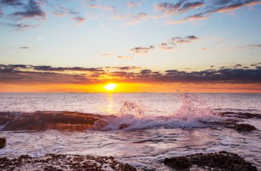 Deniz kıyısında manzara renkli gün batımı. Duvar kağıdı veya arkaplan resmi için iyi.