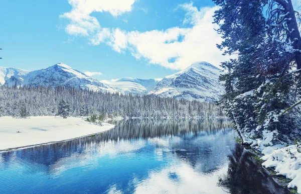 美国蒙大拿州冰川国家公园冬季的风景雪峰 Instagram过滤器 — 图库照片