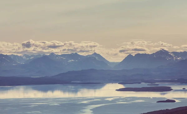 Pintorescas Montañas Alaska Verano Macizos Cubiertos Nieve Glaciares Picos Rocosos — Foto de Stock