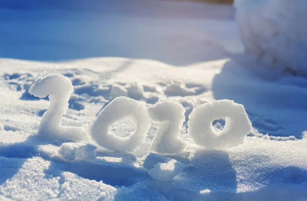 Novoroční Datum 2020 Napsaný Sněhu Pozadí — Stock fotografie