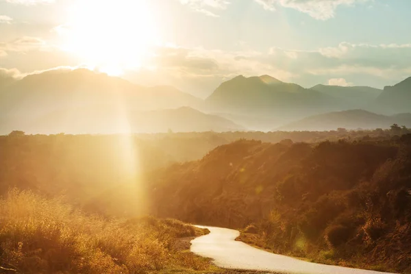 Scenic Road Mountains Travel Background Man Going Sunrise Background — Stockfoto