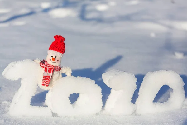 美丽雪人在雪人2020年新年的背景下 — 图库照片