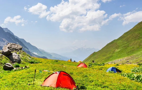 Dağlarda yürüyüş çadırı. Baker Dağı Rekreasyon Alanı, Washington, ABD