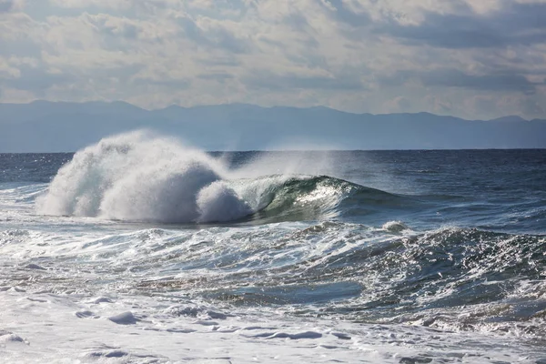 Blå Våg Stranden Suddig Bakgrund Och Solljus Fläckar Lugn Naturlig — Stockfoto