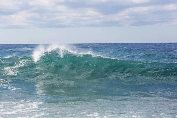 Une Vague Bleue Sur Plage Fond Flou Taches Lumière Soleil — Photo