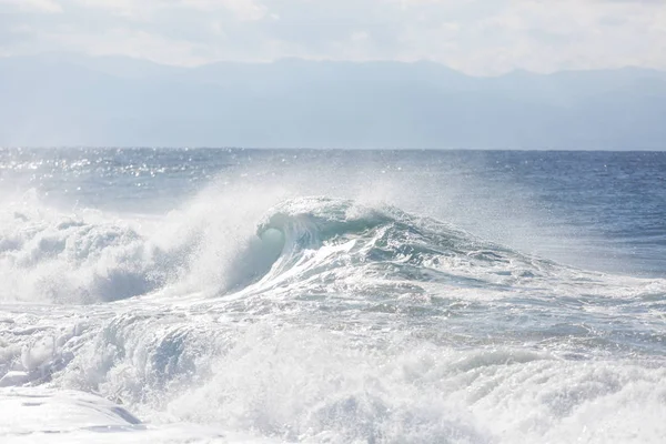 Une Vague Bleue Sur Plage Fond Flou Taches Lumière Soleil — Photo