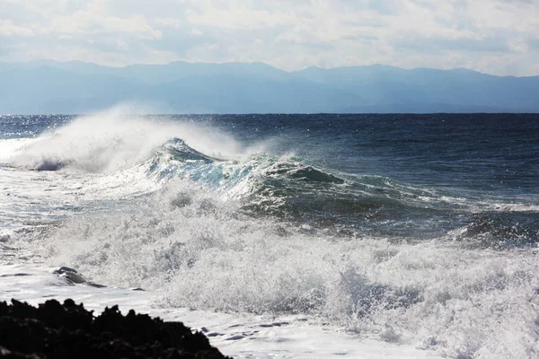 Une Vague Bleue Sur Plage Fond Flou Taches Lumière Soleil — Photo