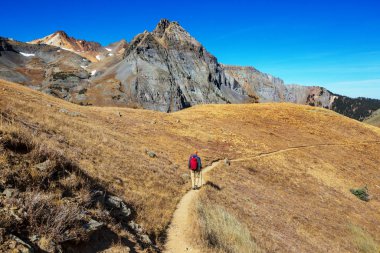 Sonbahar dağlarında yürüyüş. Sonbahar mevsimi teması.