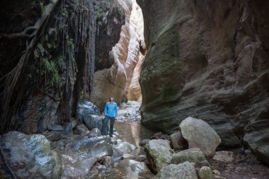 Avakas Vadisi 'nde bir turist. Paphos Bölgesi, Kıbrıs. Sounh Kıbrıs 'taki ünlü küçük kanyon.