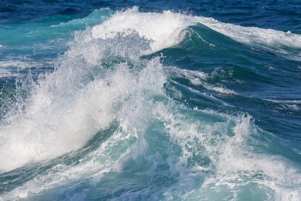 Une Vague Bleue Sur Plage Fond Flou Taches Lumière Soleil — Photo