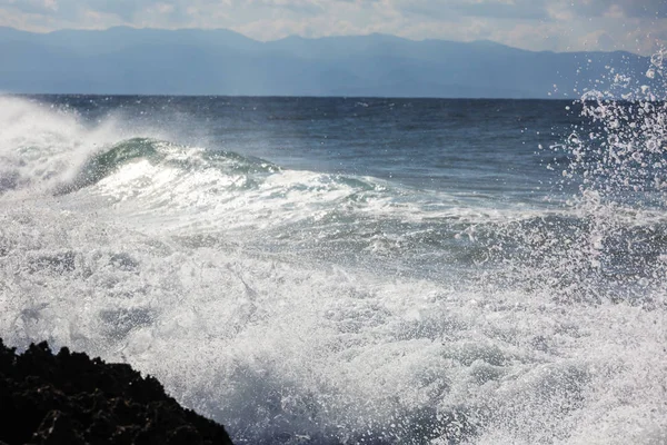 Onda Azul Praia Blur Fundo Manchas Luz Solar Fundo Natural — Fotografia de Stock