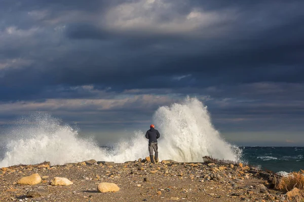 Man Standing Sea Pier Big Wave Beating Splash Storm Weather — Stock Photo, Image