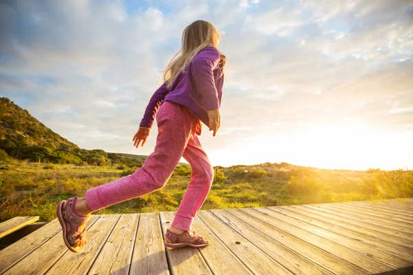 Mała Dziewczynka Idzie Promenadą Nad Brzegiem Morza Wschodzie Słońca — Zdjęcie stockowe