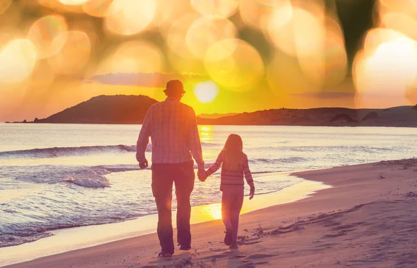 Família Praia Pôr Sol Mãe Filha Correndo Juntas — Fotografia de Stock