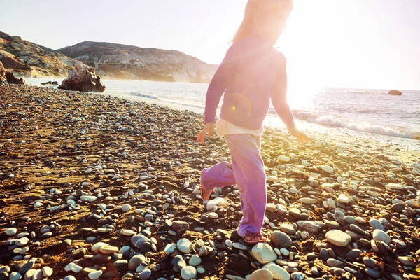 Familie Het Strand Bij Zonsondergang Moeder Dochter Rennen Samen — Stockfoto