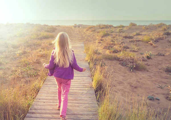 Маленькая Девочка Идет Набережной Берегу Моря Рассвете — стоковое фото
