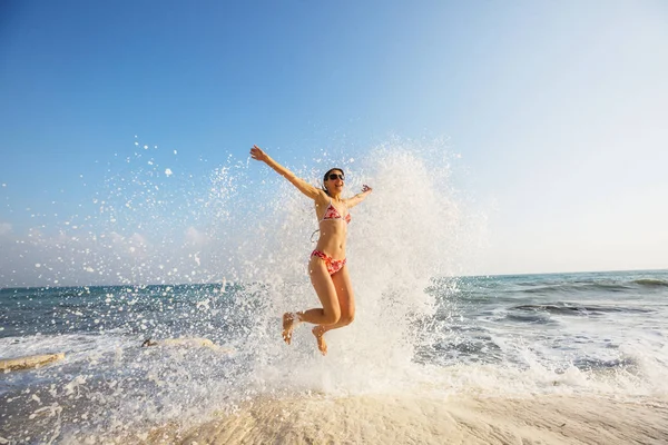 Bella Ragazza Che Salta Sul Mare — Foto Stock