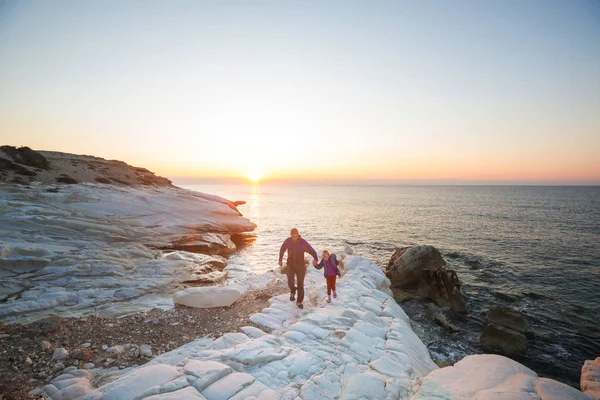 Familie Strand Bei Sonnenuntergang Mutter Und Tochter Laufen Zusammen — Stockfoto