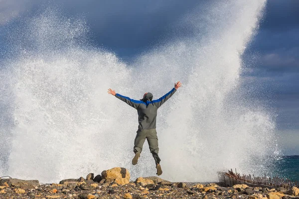 Man Jumping Dramatic Storm Waves — Stock Photo, Image