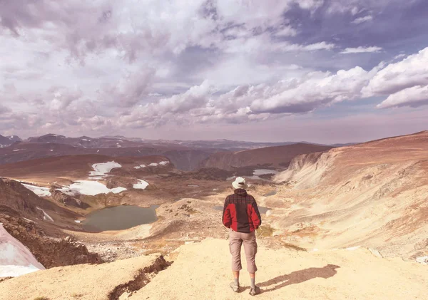 Uomo Sulla Scogliera Delle Montagne Scena Escursioni — Foto Stock