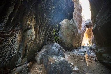 Avakas Vadisi 'nde bir turist. Paphos Bölgesi, Kıbrıs. Sounh Kıbrıs 'taki ünlü küçük kanyon.