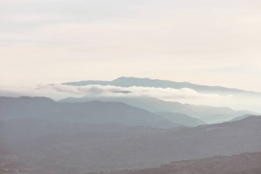 Puslu bir sabahta Kıbrıs 'ta dağlar silueti