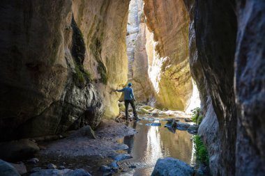 Avakas Vadisi 'nde bir turist. Paphos Bölgesi, Kıbrıs. Sounh Kıbrıs 'taki ünlü küçük kanyon.