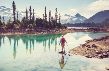 Whistler, BC, Kanada yakınlarındaki Garibaldi Gölü 'nün turkuaz sularına yürüyün. British Columbia 'da çok popüler bir yürüyüş merkezi..
