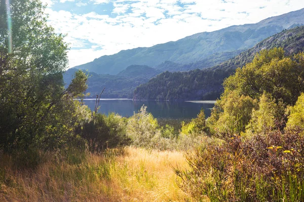 Patagonya 'daki güzel dağ manzaraları. Güney Amerika, Arjantin 'de dağlar gölü.