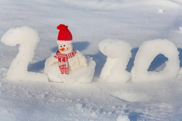 雪地背景下书写的2020年新年日期 — 图库照片