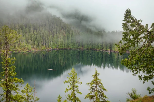 Lago Serenidade Nas Montanhas Temporada Verão Lindas Paisagens Naturais — Fotografia de Stock