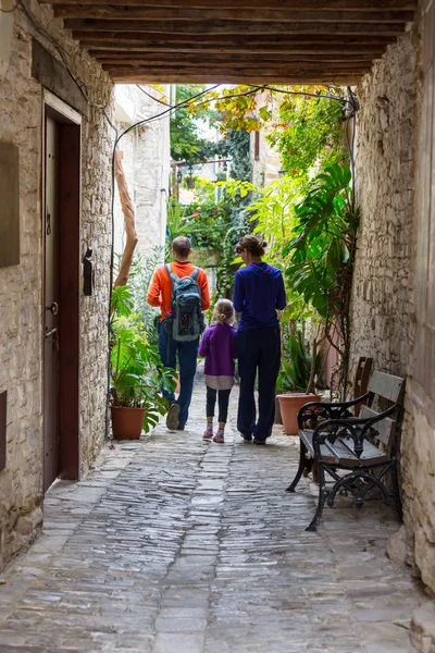 Οικογενειακό Περπάτημα Στο Δρόμο Στην Παλιά Ευρωπαϊκή Πόλη — Φωτογραφία Αρχείου