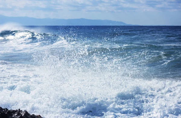 Onda Blu Sulla Spiaggia Sfocatura Sfondo Macchie Luce Solare Drammatico — Foto Stock