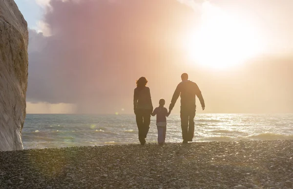 Familie Het Strand Bij Zonsondergang Moeder Dochter Rennen Samen — Stockfoto