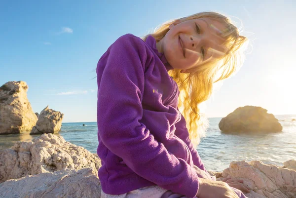 Ragazzina Felice Sulla Spiaggia Nella Giornata Sole — Foto Stock